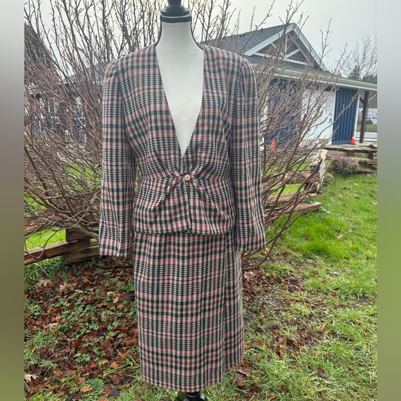 Giorgio Armani Dresses & Skirts - Giorgio Armani Plaid Wool Skirt Set